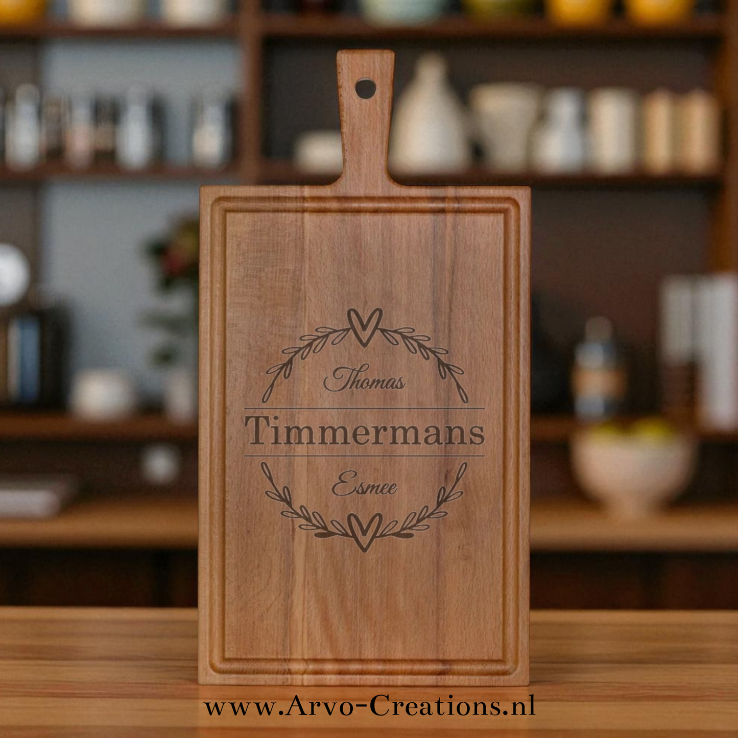 Borrelplank Tim met namen en hartjes in keuken – houten serveerplank als trouw- of jubileumcadeau
Bijschrift: De borrelplank Tim is niet alleen stijlvol, maar ook een persoonlijk cadeau voor stelletjes bij speciale gelegenheden.
