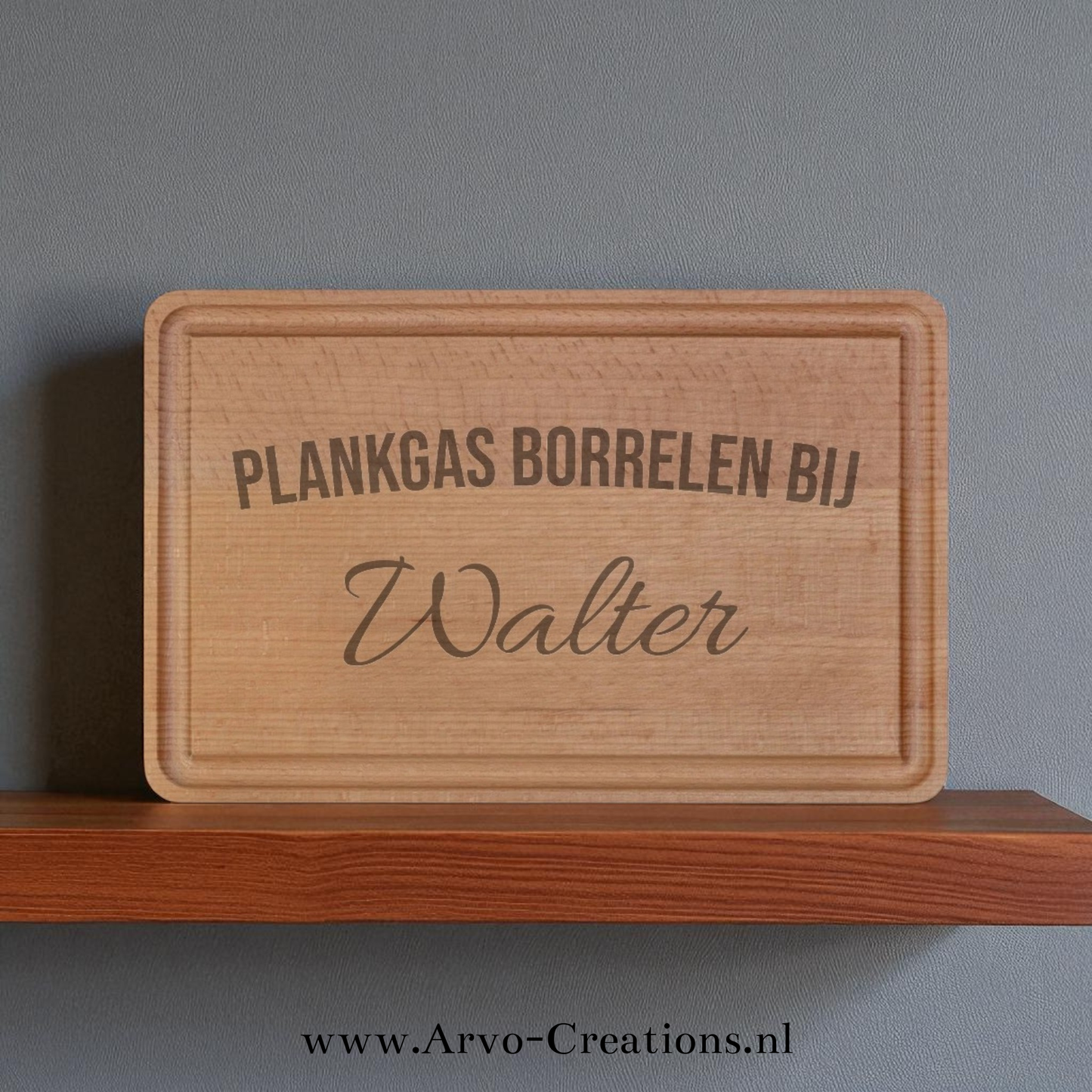 Snijplank Margriet met naam op tafel met hapjes – houten serveerplank als cadeau
Bijschrift: De snijplank Margriet is compact, stijlvol en persoonlijk – perfect voor borrels en feestjes.