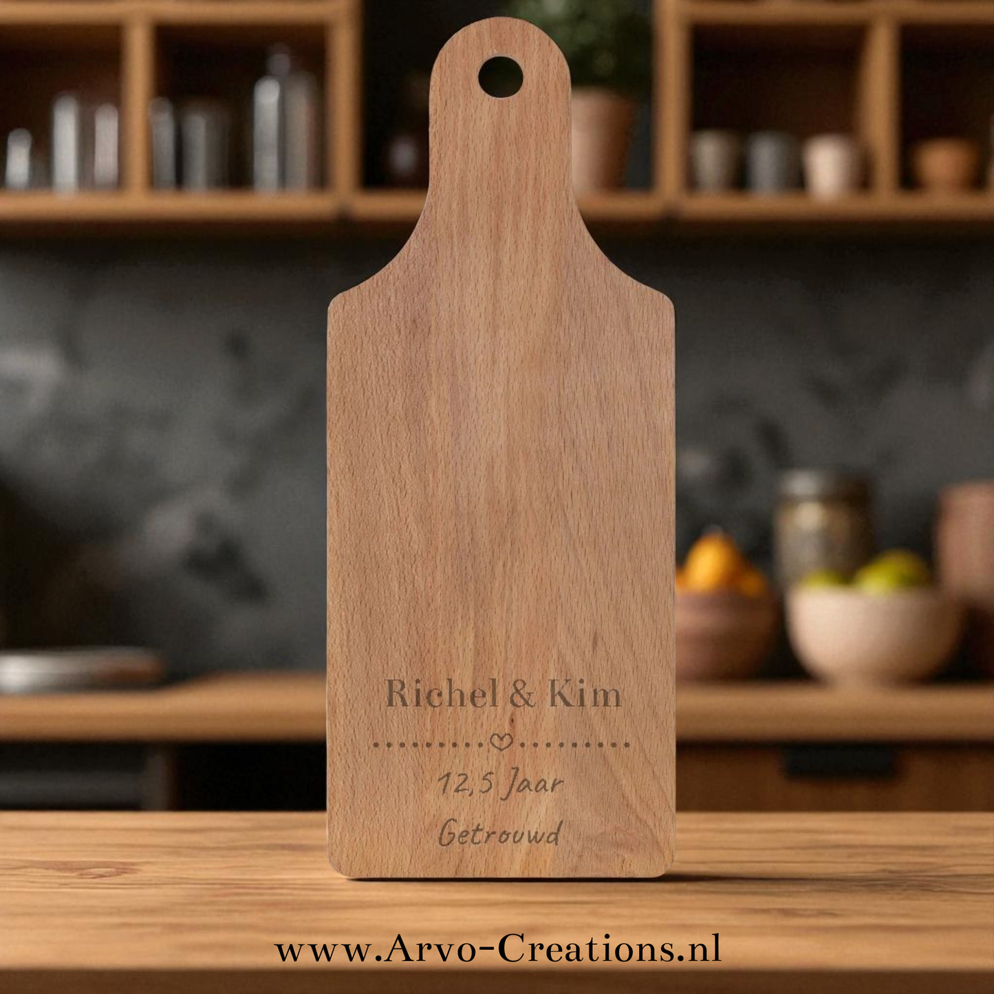 "Borrelplank Lobke met gravure gebruikt voor tapas en borrelhapjes – ideaal cadeau voor trouwjubileum of huwelijksfeest"