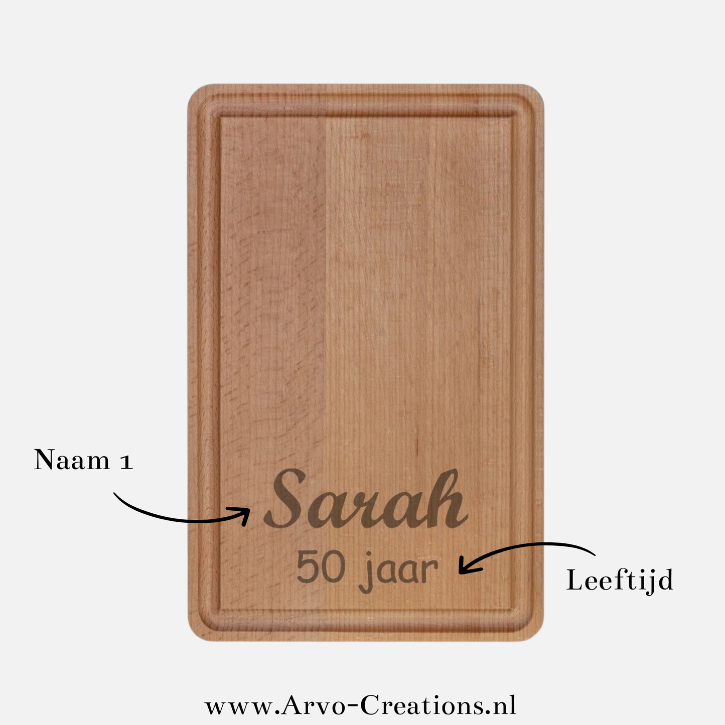 Voorbeeld hoe je snijplankje Margriet personaliseert met naam en leeftijd onderaan de plank
Bijschrift: Zo personaliseert u het plankje met naam en leeftijd