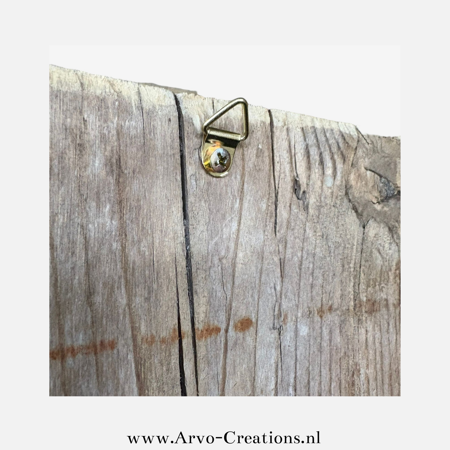 Haakje aan de achterkant van het steigerhout