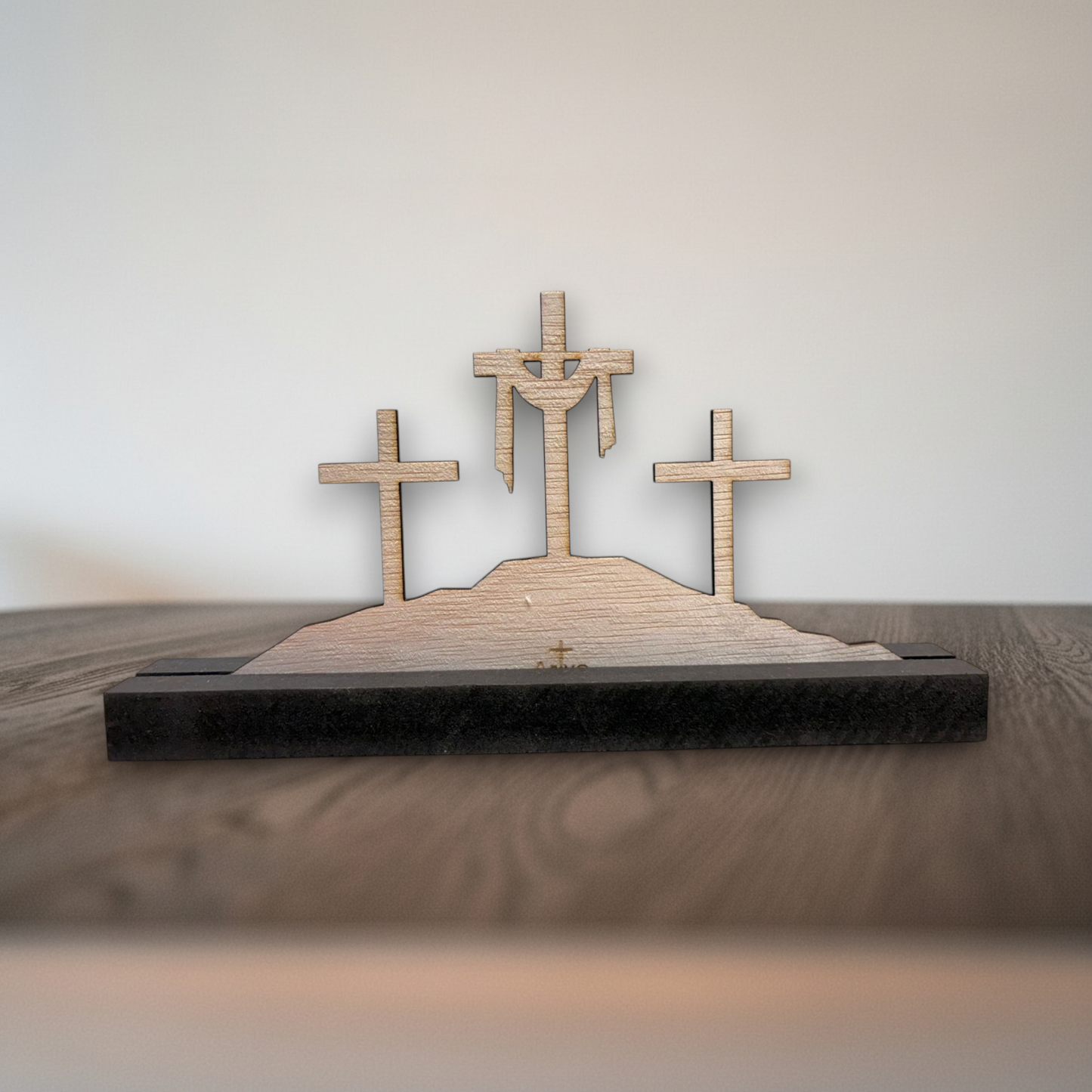 Houten decoratie drie kruisen op heuvel staand model 1