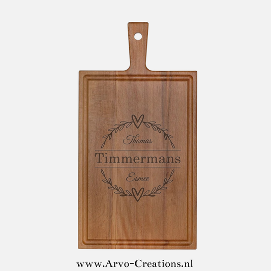 Houten borrelplank Tim met olijftakjes, hartjes en namen – personaliseerbaar cadeau voor stel
Bijschrift: Borrelplank Tim met sierlijke olijftakjes, hartjes en namen – ideaal als gepersonaliseerd trouw- of jubileumcadeau.