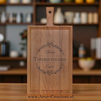 Borrelplank Tim met namen en hartjes in keuken – houten serveerplank als trouw- of jubileumcadeau
Bijschrift: De borrelplank Tim is niet alleen stijlvol, maar ook een persoonlijk cadeau voor stelletjes bij speciale gelegenheden.
