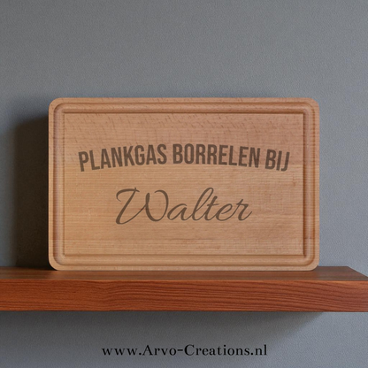 Snijplank Margriet met naam op tafel met hapjes – houten serveerplank als cadeau
Bijschrift: De snijplank Margriet is compact, stijlvol en persoonlijk – perfect voor borrels en feestjes.