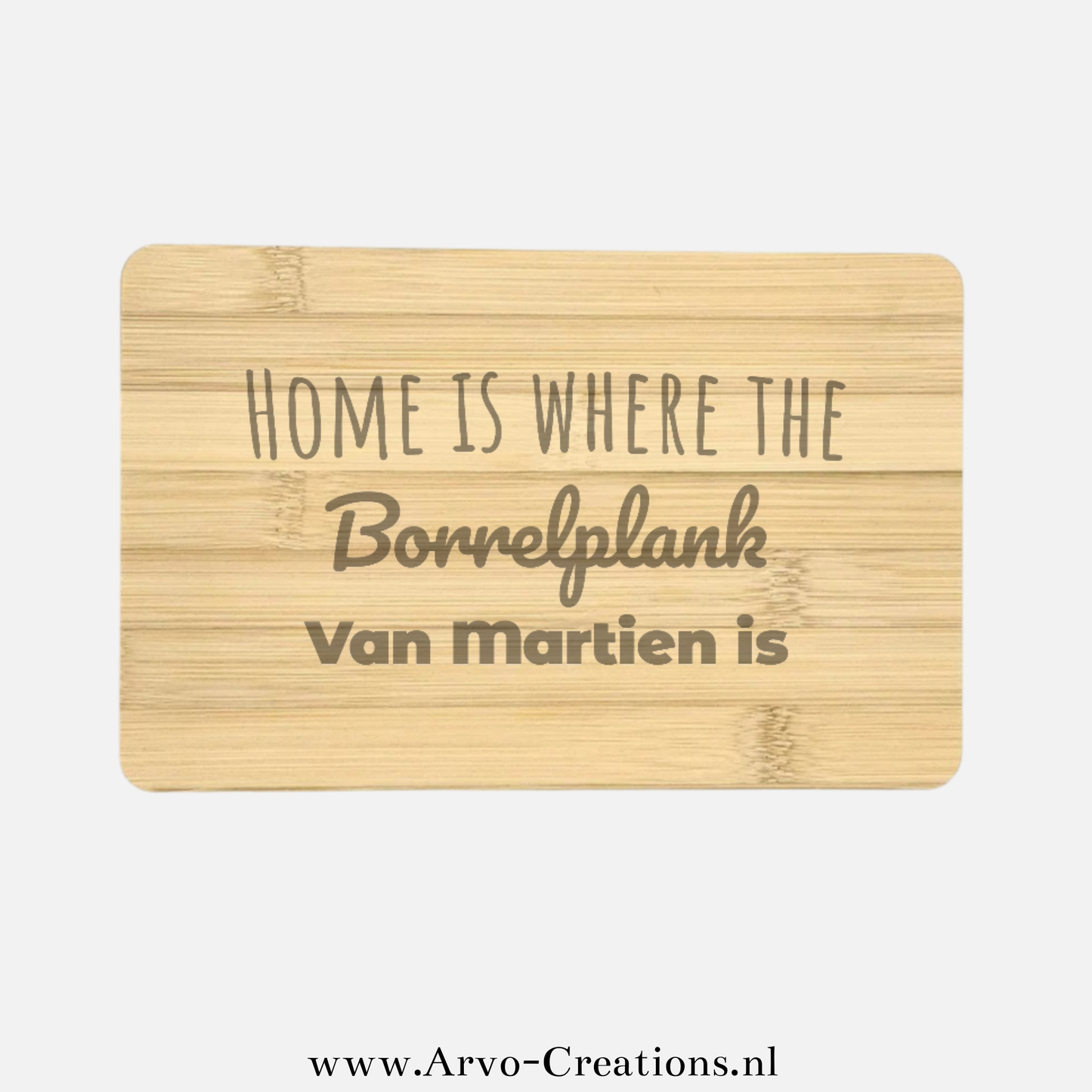 Bamboe snijplankje Nadine met tekst “Home is where the borrelplank van [naam] is” – personaliseerbaar cadeau
Bijschrift: Bamboe snijplankje Nadine met speels en persoonlijk ontwerp – ideaal als cadeau voor borrelliefhebbers, vrienden of familie.