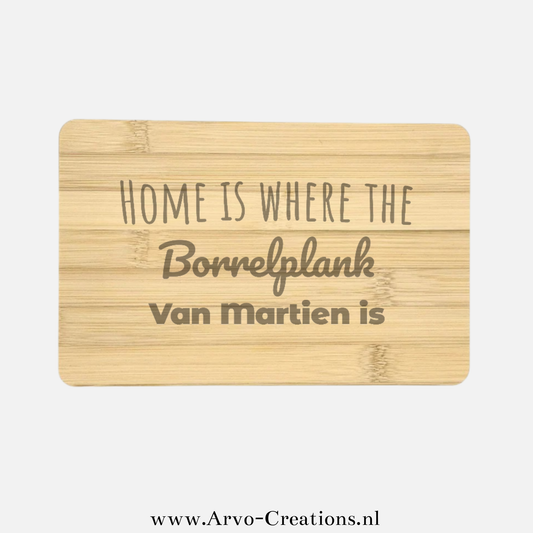 Bamboe snijplankje Nadine met tekst “Home is where the borrelplank van [naam] is” – personaliseerbaar cadeau
Bijschrift: Bamboe snijplankje Nadine met speels en persoonlijk ontwerp – ideaal als cadeau voor borrelliefhebbers, vrienden of familie.