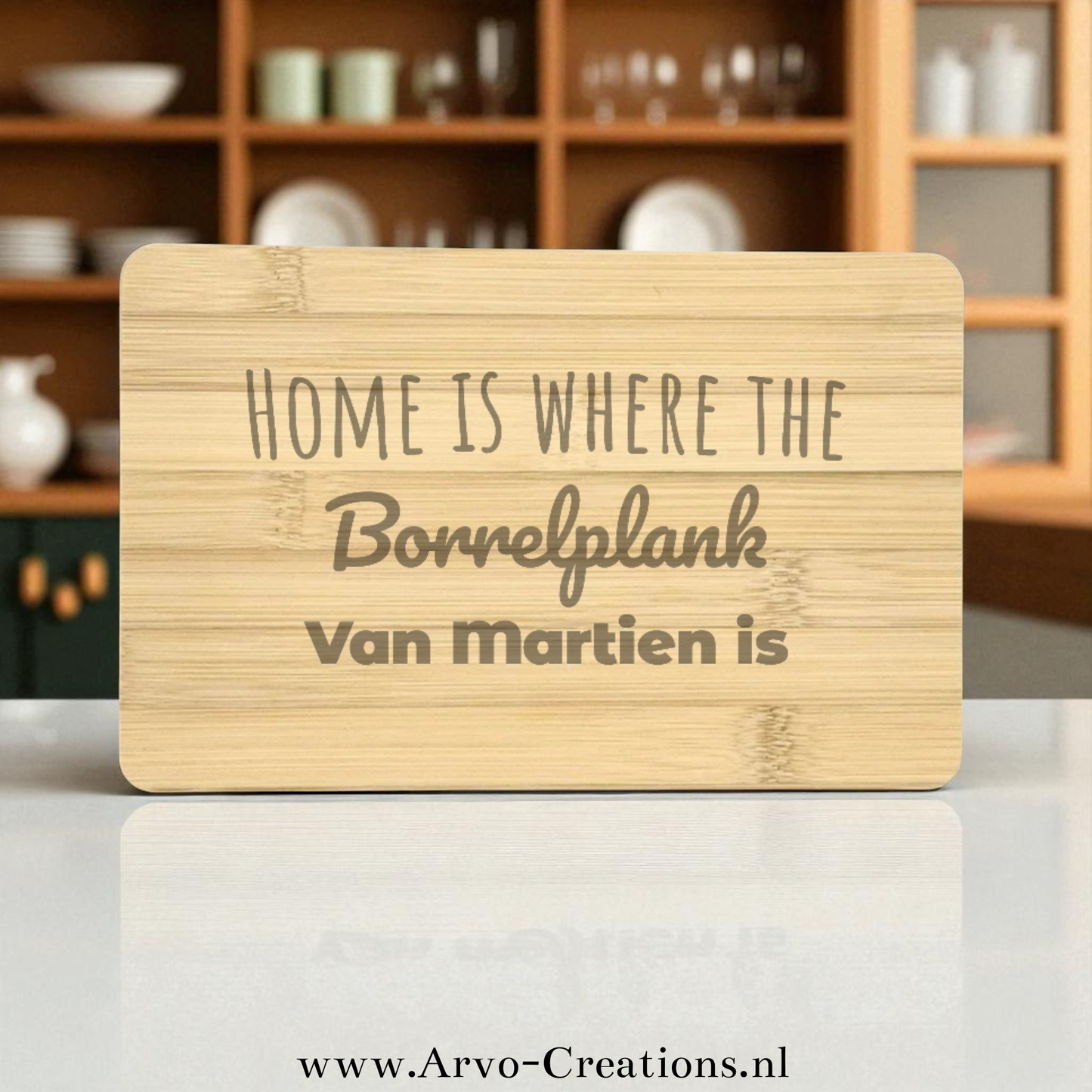 Bamboe snijplankje Nadine op tafel met hapjes – “Home is where the borrelplank van [naam] is”
Bijschrift: Het bamboe snijplankje Nadine is klein, stijlvol en persoonlijk – perfect voor borrels of kleine hapjes.