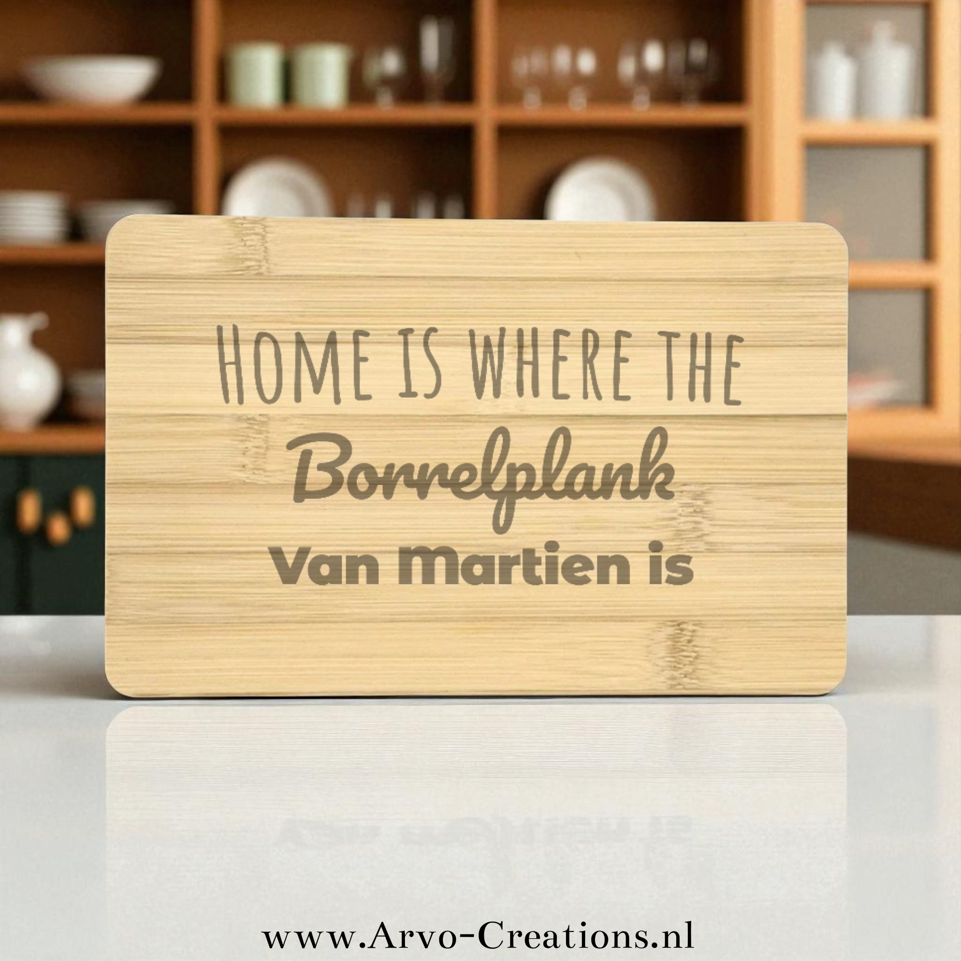 Bamboe snijplankje Nadine op tafel met hapjes – “Home is where the borrelplank van [naam] is”
Bijschrift: Het bamboe snijplankje Nadine is klein, stijlvol en persoonlijk – perfect voor borrels of kleine hapjes.
