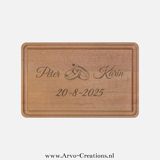 Personaliseerbare Houten Borrelplank Margriet. met Namen, Ringen en Trouwdatum