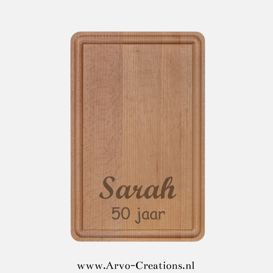Bamboe snijplankje 25x16 cm met naam en leeftijd gegraveerd onderaan in dikgedrukte letters
Bijschrift: Snijplankje Margriet met naam en leeftijd onderaan gegraveerd