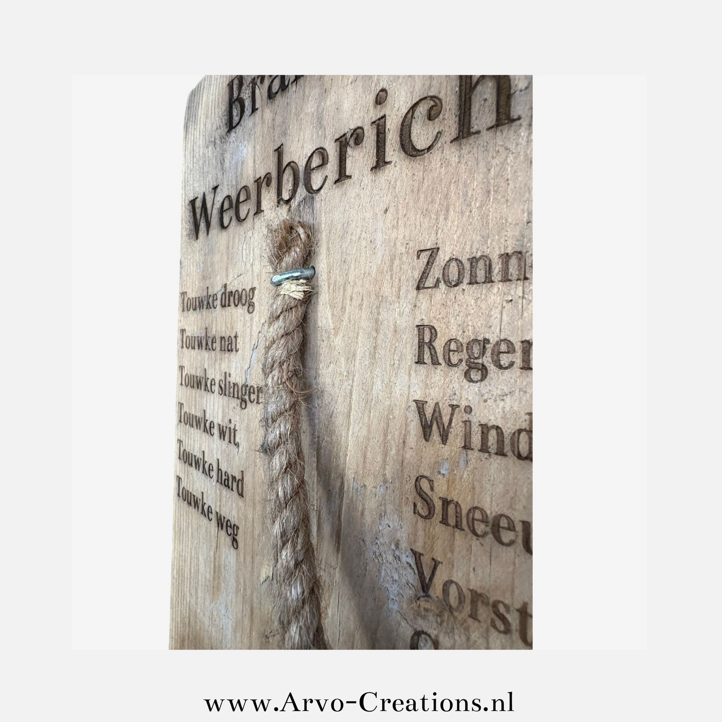 Close up van het touwtje op het weerbericht steigerhout
