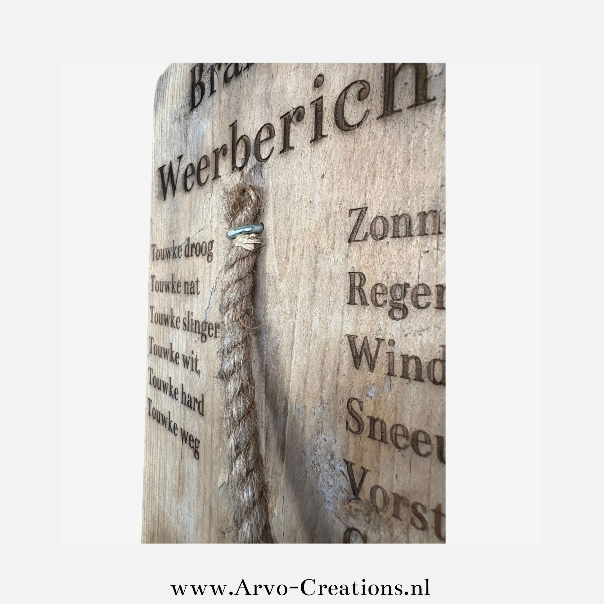 Close up van het touwtje op het weerbericht steigerhout
