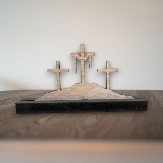 Houten decoratie drie kruisen op heuvel staand model 1