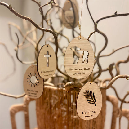 Christelijke Paashangers – Set van 4 houten paaseieren met bijbeltekst