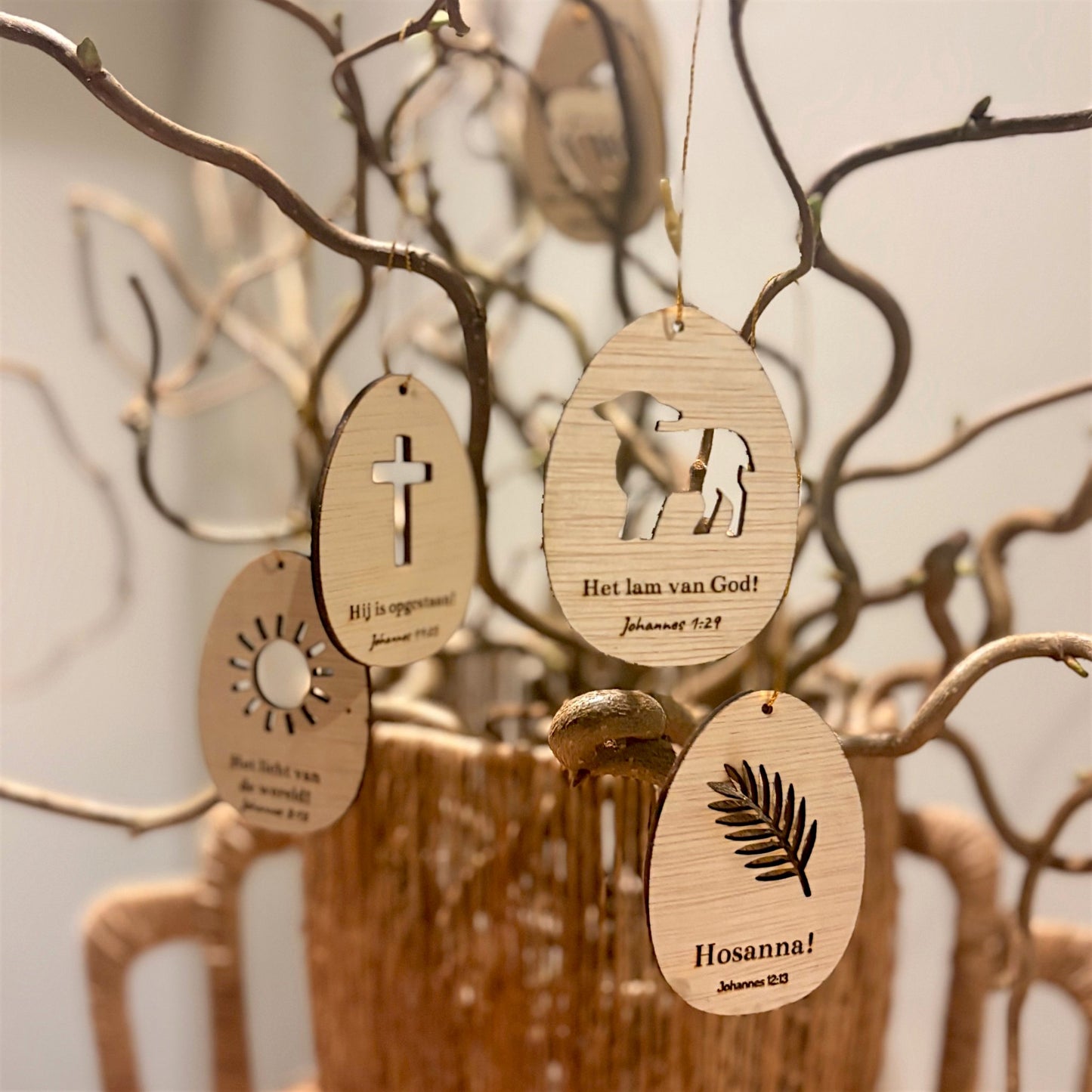 Christelijke Paashangers – Set van 4 houten paaseieren met bijbeltekst