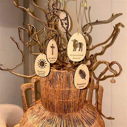 Christelijke Paashangers – Set van 4 houten paaseieren met bijbeltekst