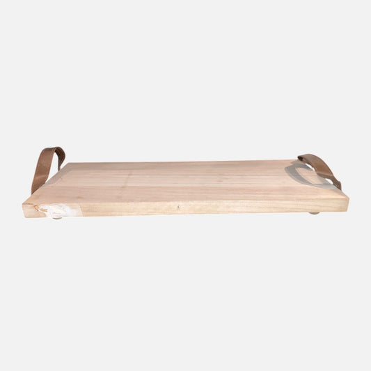 Licht houten borrelplank met handvat en bolletjes als pootjes